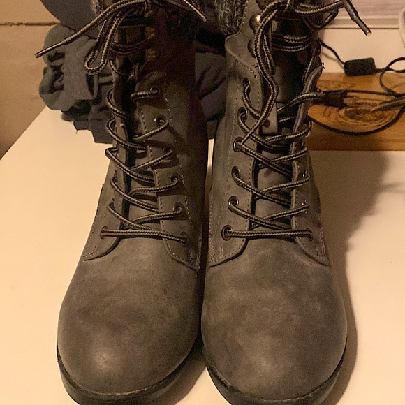 Size 9 heeded boots .NWOT. - Picture 2 of 2